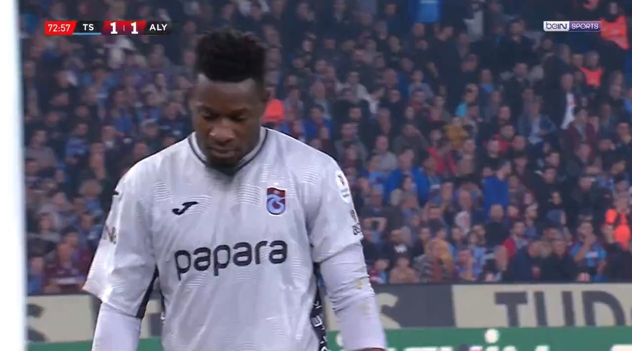 奥纳纳惨当背景板