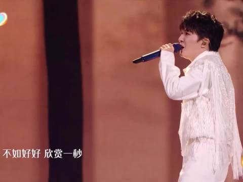 周深在台上唱着《小美满》，台下对视的谢娜和维嘉都快流泪了