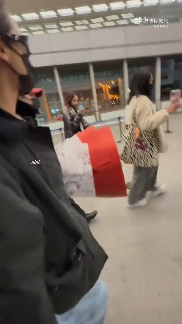 辛芷蕾回应让粉丝别写信：“上网写电子信！我能看见，我天天冲浪！”