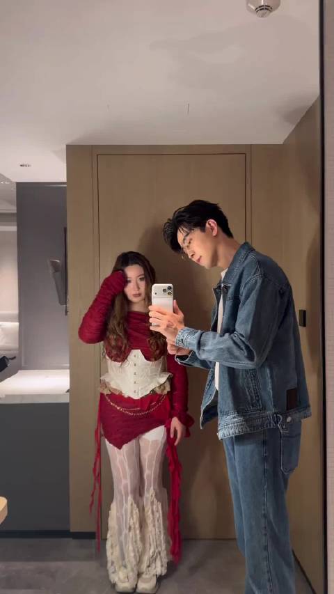 才知道锤娜丽莎和李川是一对，不敢想象俩个有趣的人在一起有多开心！祝福