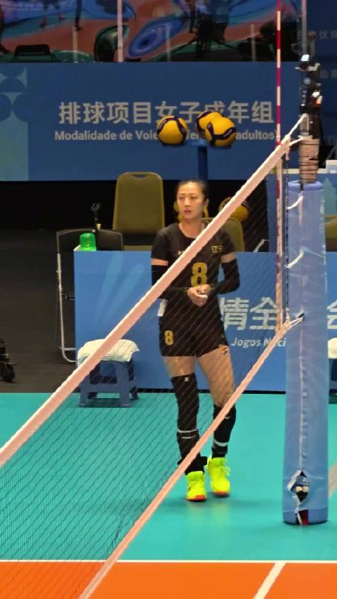 丁霞热身前缠绷带