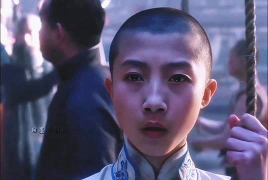 程蝶衣童年被卖戏班与师兄相依为命，人戏不分爱上段小楼