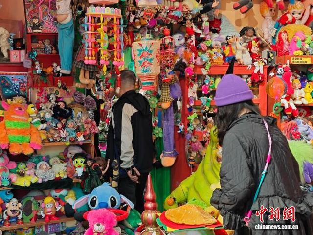图为游客参观玩具工作室。党田野 摄