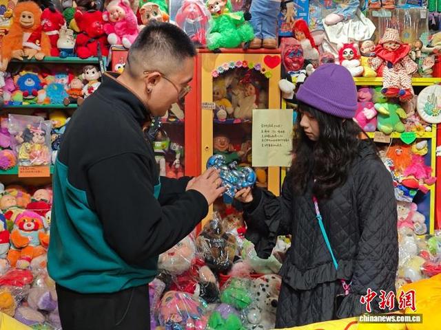 图为西安青年张安琪(右一)与爱人李卓伦讨论玩具设计方案。党田野 摄