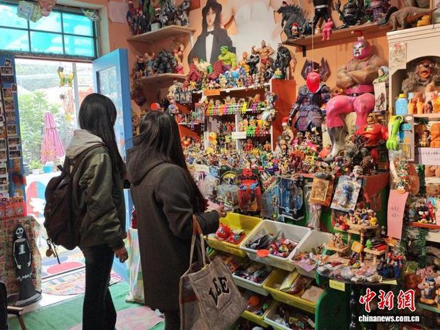 图为游客参观玩具工作室。党田野 摄