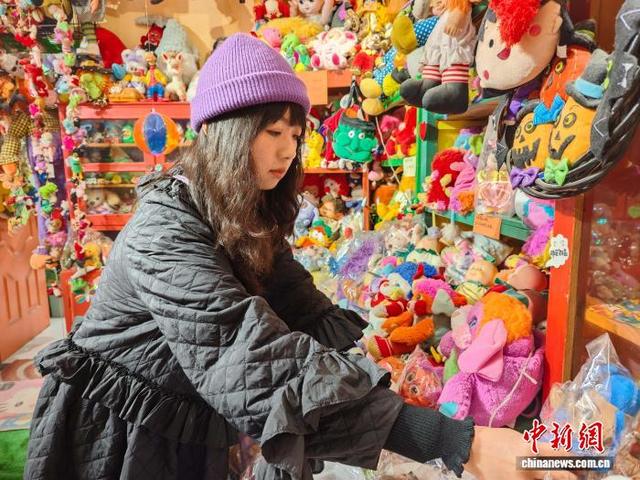 图为西安青年张安琪整理工作室内的玩具。党田野 摄