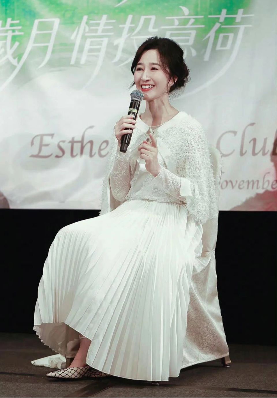 61岁关咏荷近照曝光，素颜出镜状态好，张家辉回应她是否复出拍戏