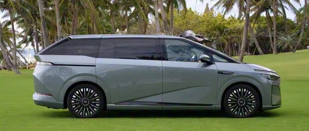 7座中大型MPV，百公里6个多油，加满油一口气能跑1602公里！全家人出行看看它！