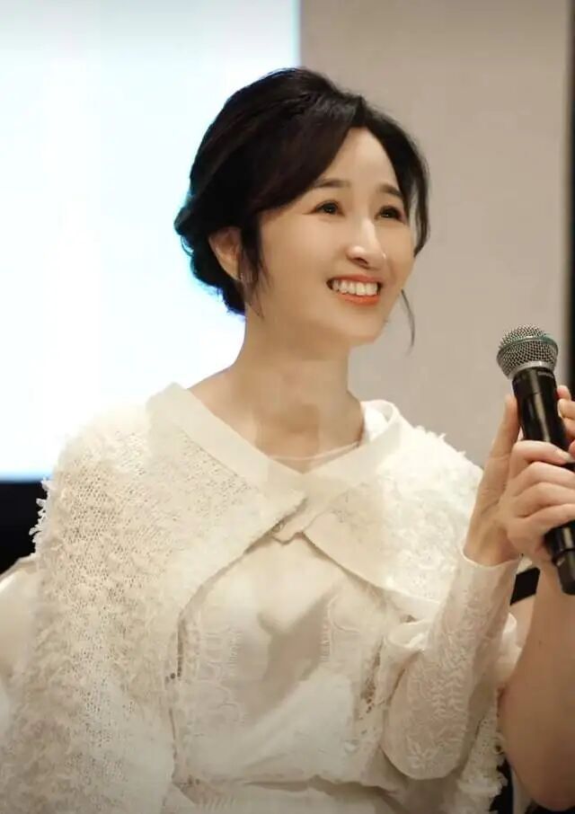 61岁像41岁，她越老越年轻，他好得意，网友：有这么好老婆我也炫