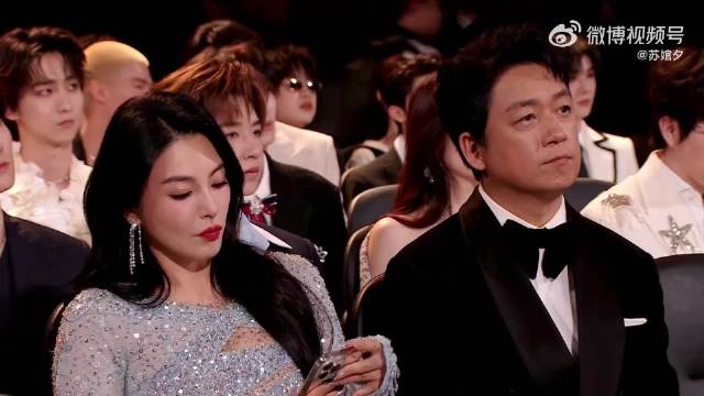 大波浪大红唇，田曦薇对着镜头散发魅力，美得不像话