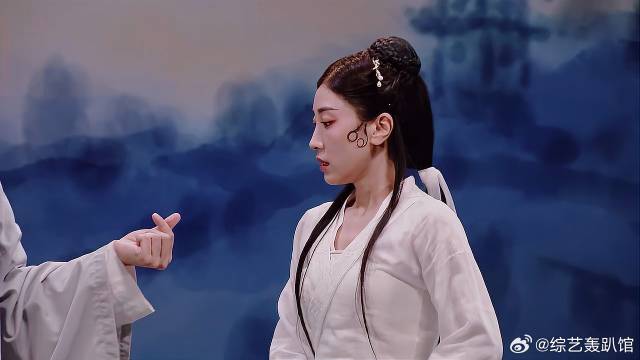 许仙给白蛇比心，青蛇翻译打个叉，单身千年老直女！