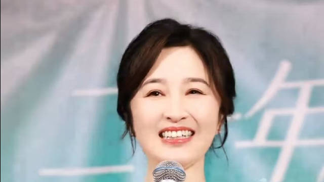 关咏荷罕见亮相粉丝聚会，结婚22年状态佳