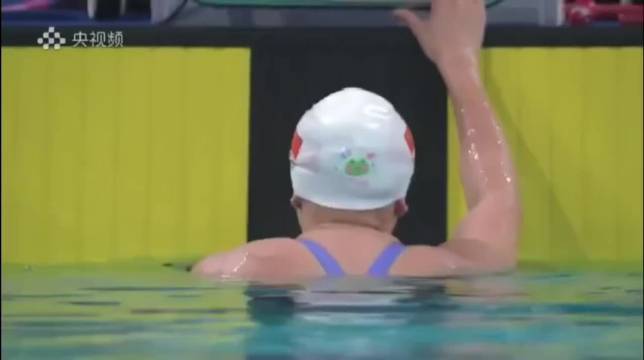 唐钱婷100蛙半决赛第一晋级，泳帽青蛙图案引关注