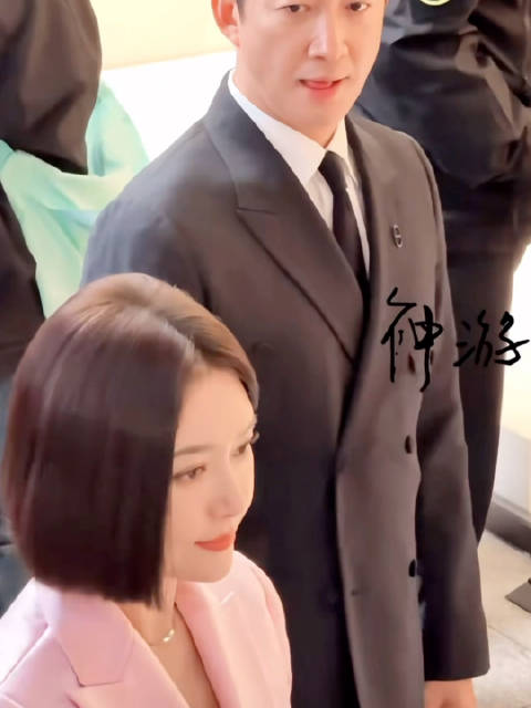 王阳秦岚闪耀的她今天分组杀青了，两张伟大的脸眼神拉丝了！路透