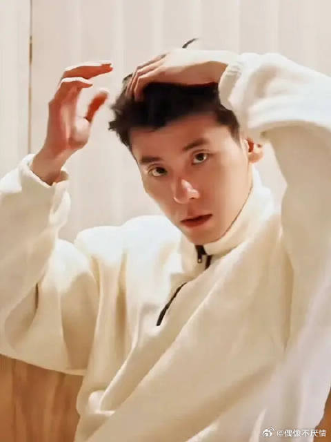 蒋奇明：抓头发.我：手段了得