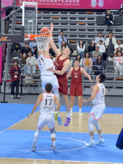 余嘉豪死亡隔扣胡金秋！ 爆炸了，放在CBA也是过于残暴了！