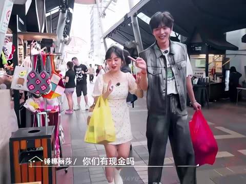 这一段我看一次笑一次，上厕所还需要交5毛钱 ，锤娜丽莎的表情又无奈有委屈