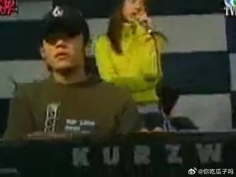 珍贵画面，早期周杰伦助阵蔡依林的演唱会，两个人面对媒体彩排