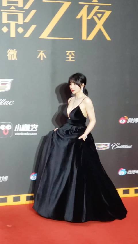 柳岩微博之夜直拍 身穿黑色连衣裙ﾉ