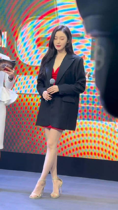 张天爱肉色丝袜搭配高跟鞋这美腿幕了