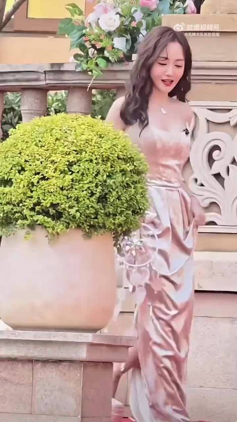 杨蓉又穿抹胸裙了 蓉妹好美