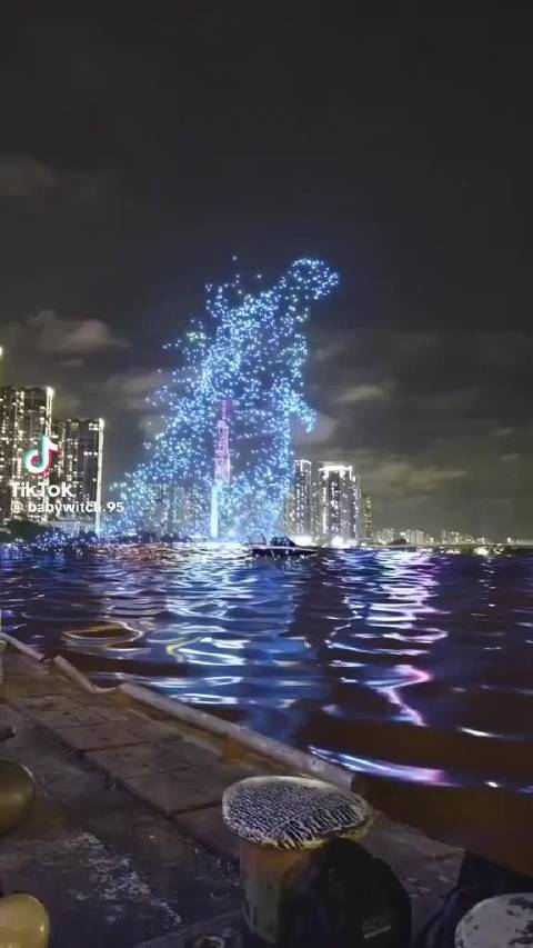 惊人的无人机技术，哥斯拉仿佛真的存在！