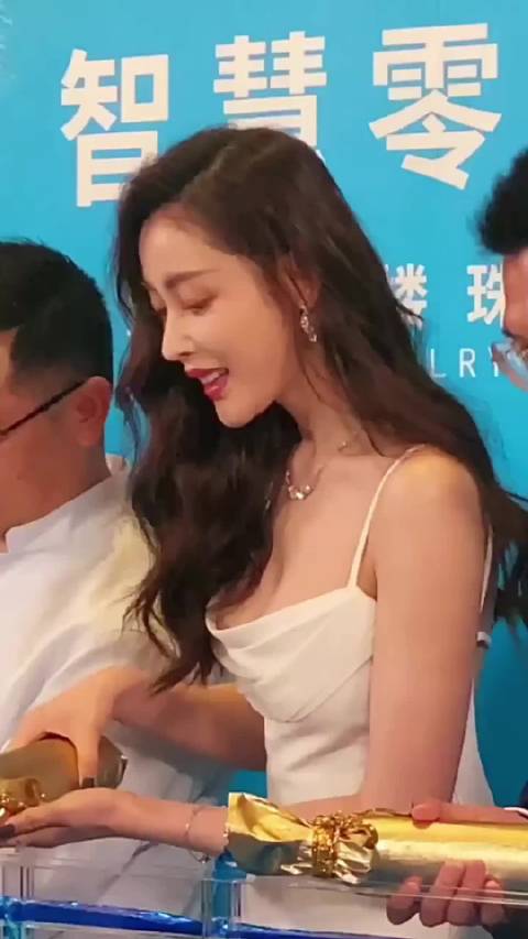 张天爱白裙造型 又白又美 很难不看