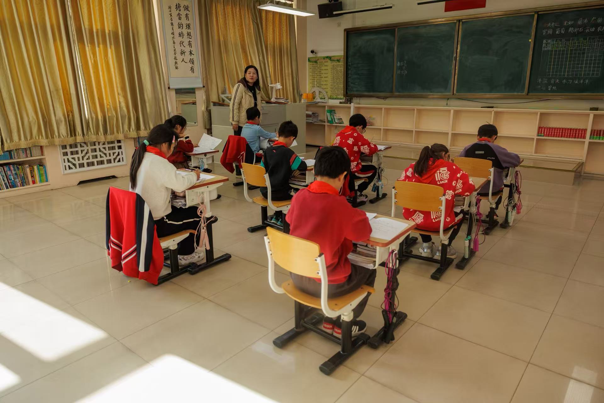 馮家峪鎮中心小學教室，孩子們脫去厚外套，在溫暖的教室里上課。新京報記者 王子誠 攝