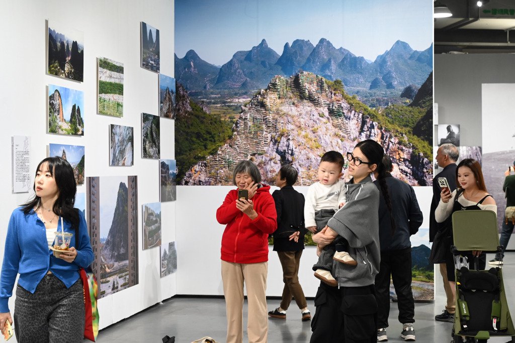 “磨砺与重塑——第三届广西影像作品展暨青年摄影师联展”观展的人。澎湃新闻记者 吴栋 图