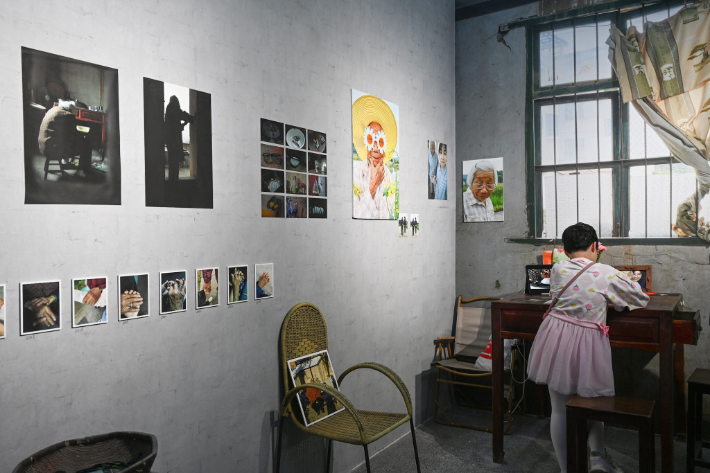 “永康青年摄影师联展”现场。澎湃新闻记者 吴栋 图