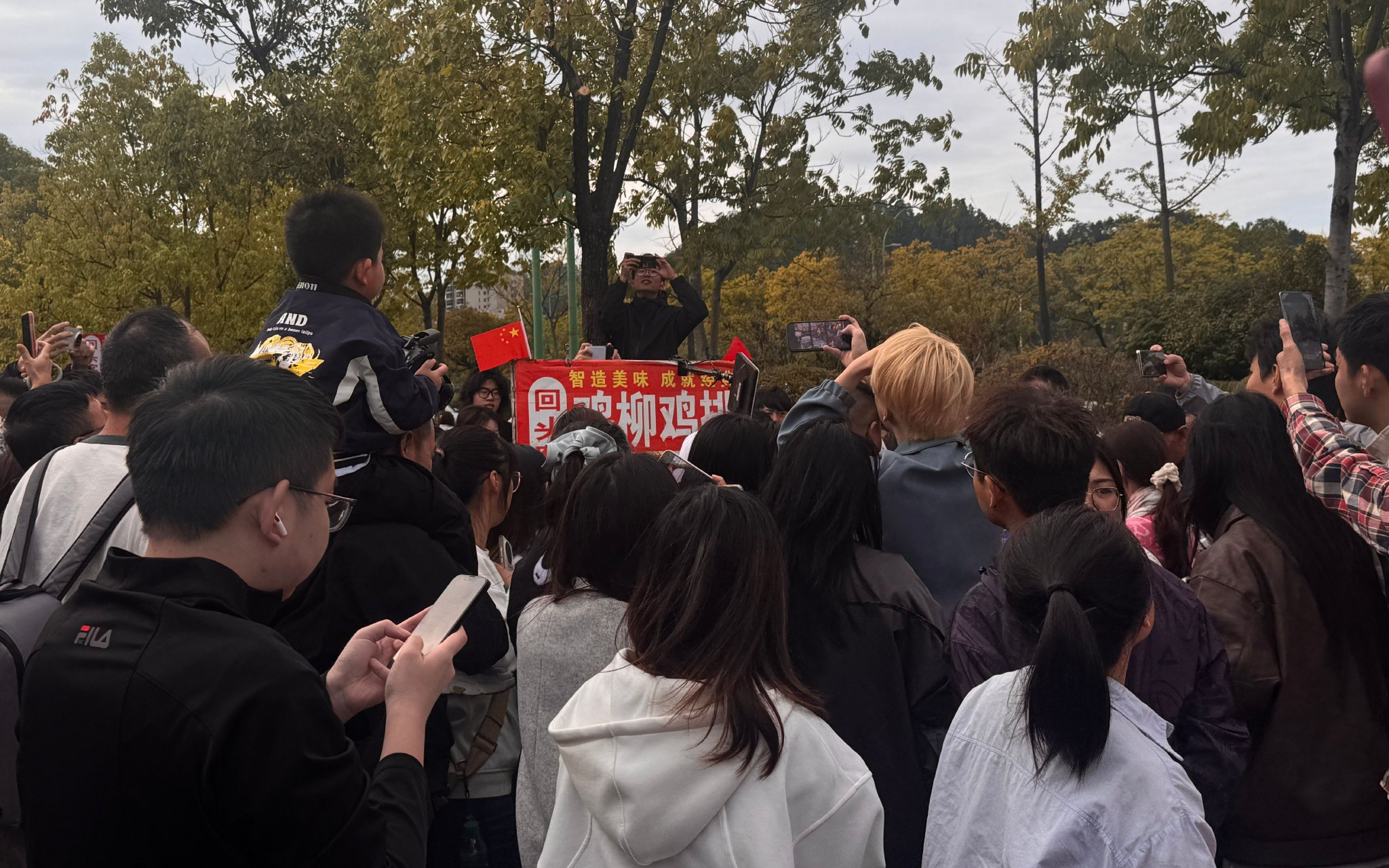 10月21日，雞排攤前擠滿了顧客。 新京報記者 熊麗欣 攝