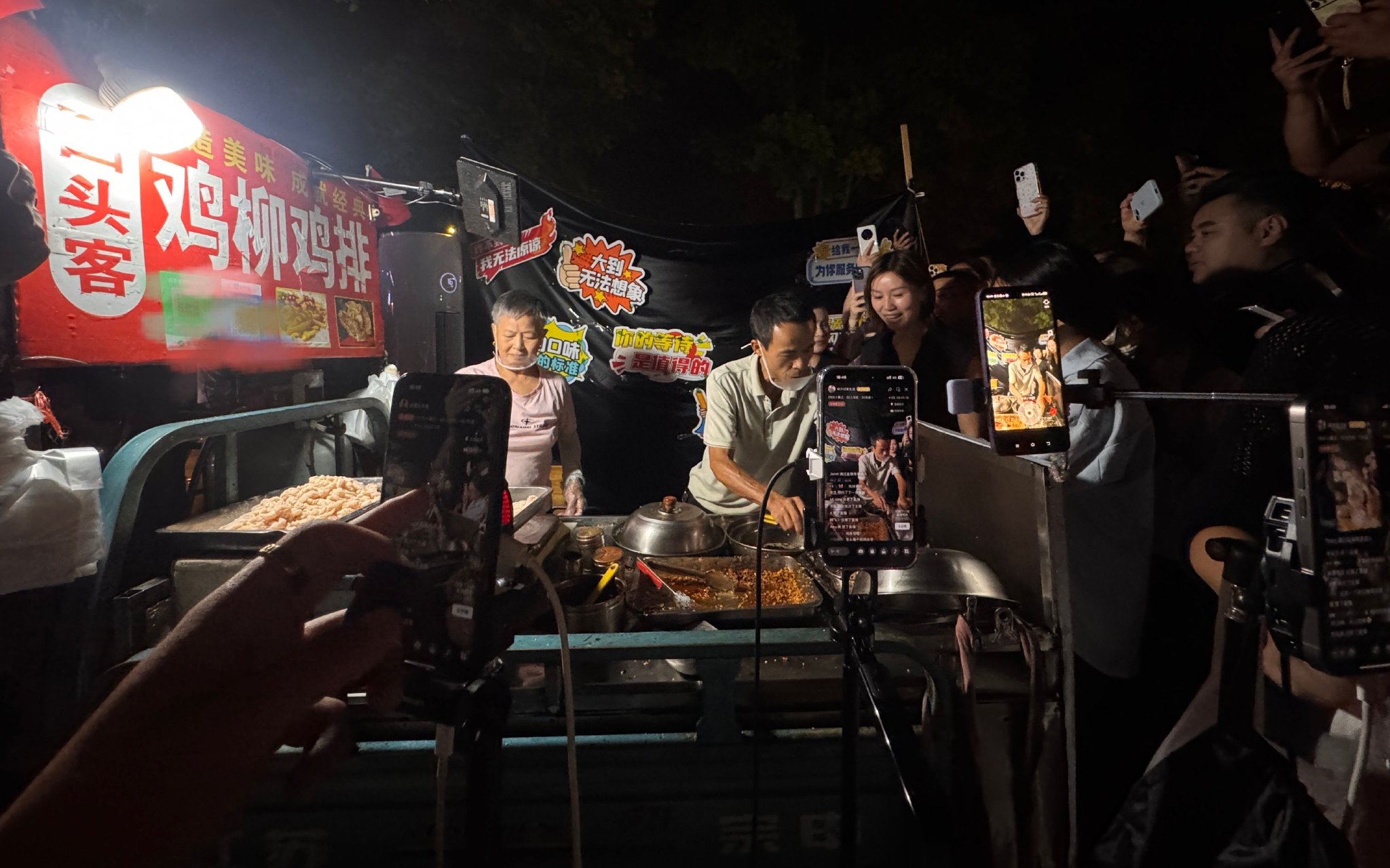 10月15日晚，雞排攤前圍滿了顧客。 新京報記者 熊麗欣 攝