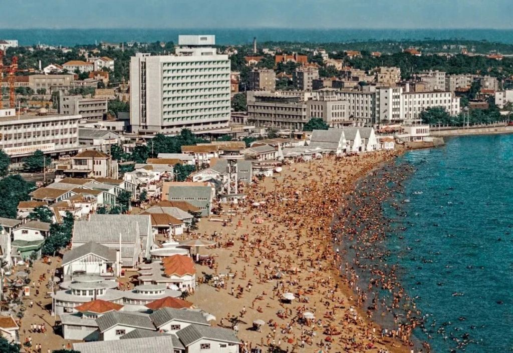 《他的城1978-2024的青岛》系列之一，吴正中作品