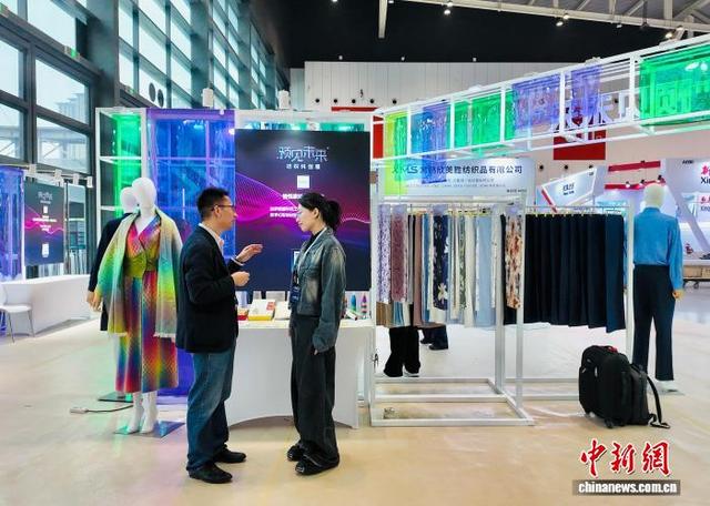 近日，浙江柯桥，“预见未来”纺织科创展现场。张斌 摄