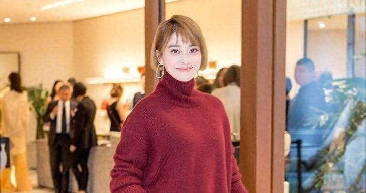 50岁梅婷新剪了波波头年轻25岁，穿毛衣+阔腿裤，美得像换了个人