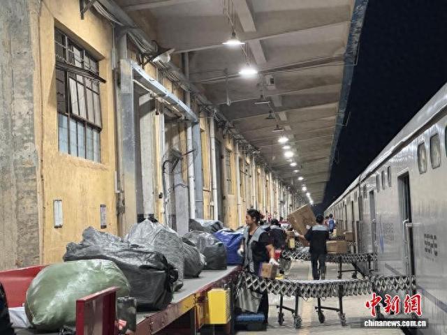 自2025年“双十一”电商黄金周11月1日正式启动以来，广深铁路物流中心管内每日固定开行3趟电商班列。国铁广州局 供图