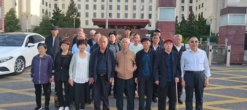 2023年6月，部分退休矿工在山西高院开完庭后合影。