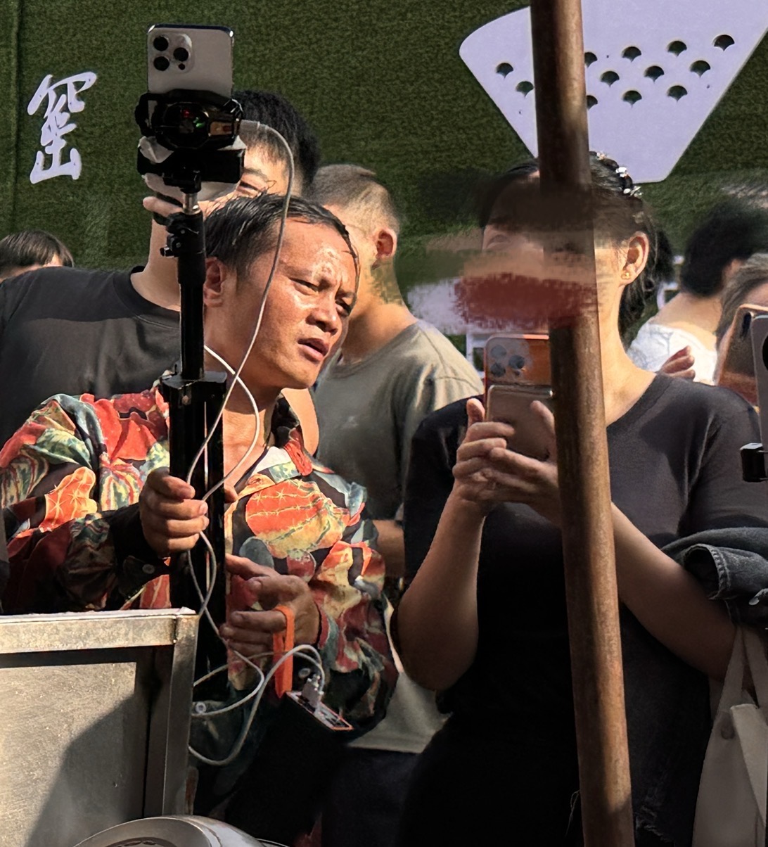 10月15日，王小江穿著花襯衫，在雞排攤前直播。 新京報記者 熊麗欣 攝