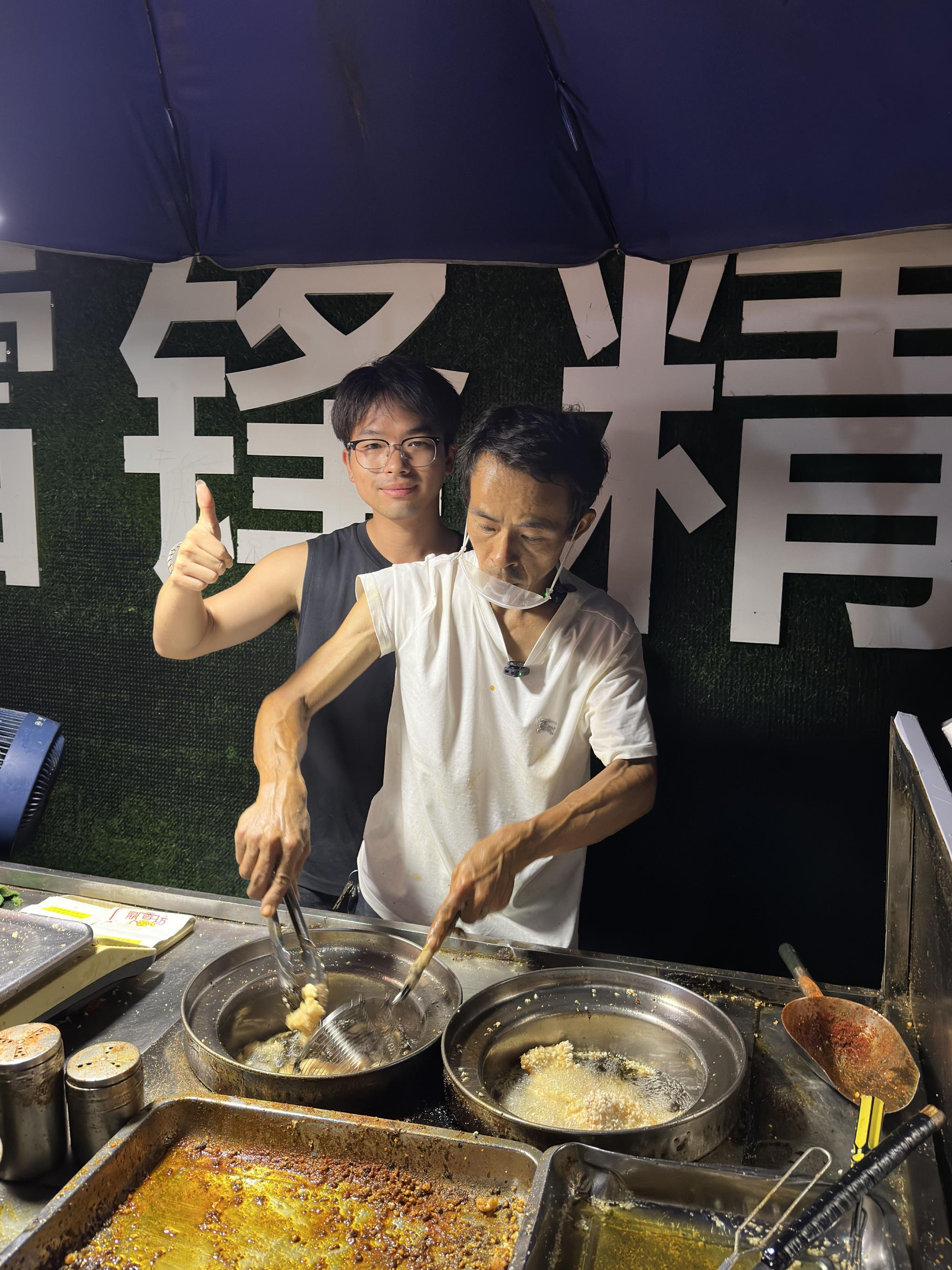 餘斌和雞排哥合照。 受訪者供圖