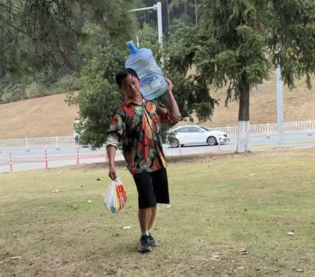 王小江在戶外搭帳篷生活。 受訪者供圖