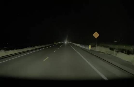 据说逆行车辆速度开到120km/h了，特斯拉FSD救了车主一命···
