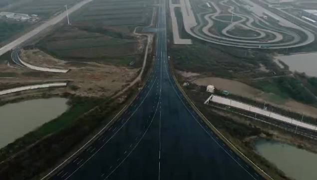 小鹏X9时速150km暴雨爆胎测试成功，展现全域智能底盘技术