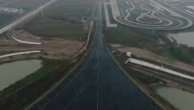 小鹏X9超级增程暴雨时速150km爆胎不失控，续航达1602公里