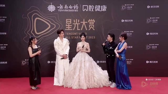 景甜许凯甜蜜五连拍！伸手把景甜搂怀里那一幕，我真的磕疯了！