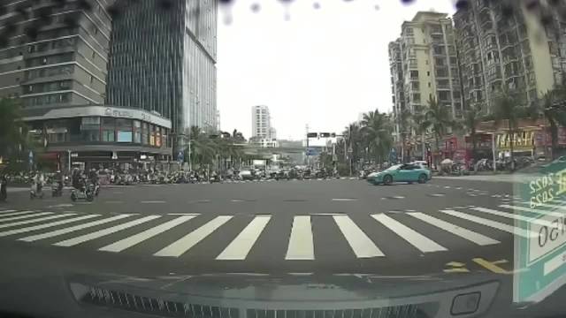 电动车路口需减速慢行避免事故