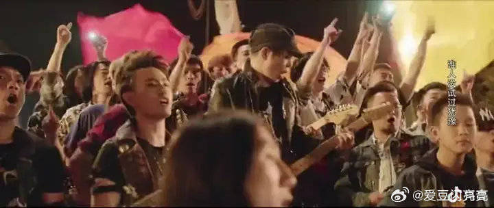 最震撼的一段戏，几十台架子鼓，几百名吉他手一起演奏，致敬