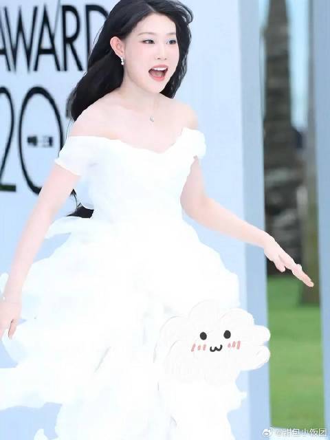 沈佳润白色薄纱长裙亮相红毯，走过拍摄点蹦蹦跳跳退回去好可爱