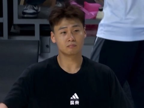 广东夺冠！丁伟杜锋相视一笑，赵睿淡定，朱芳雨握手机，周鹏致敬