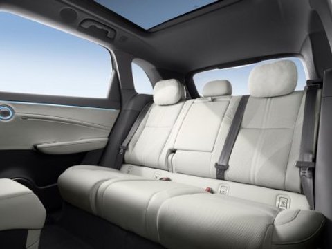 20-30万级新能源SUV市场：红旗HS6与理想L6对比分析座舱设计