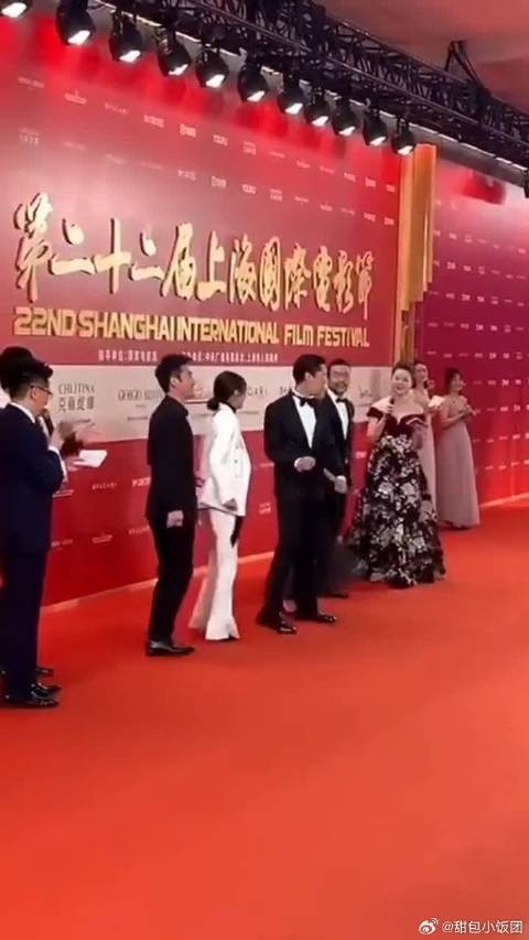 胡歌桂纶镁万茜廖凡，他们这是在练习那一脚吗看着好魔性！